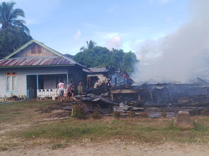 Api melahap rumah warga di Desa Binuang, Krayan Tengah, Nunukan, Kalimantan Utara, Selasa (17/6/2025).