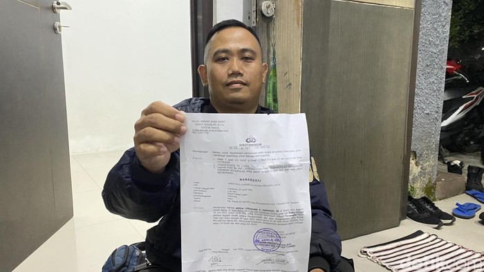 Apriyana saat menunjukkan surat penetapan tersangka