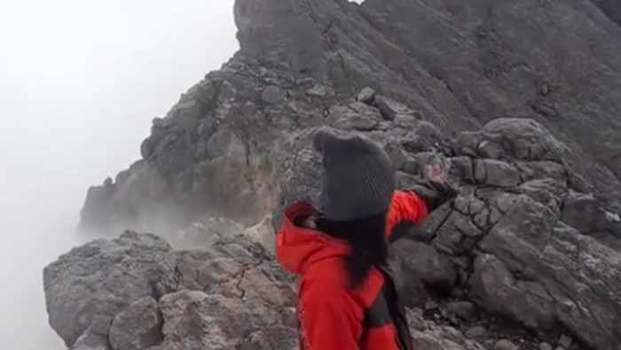 Balai TNGM menjatuhkan sanksi kepada Y (42) dan F (22) karena melakukan aktivitas pendakian secara ilegal ke puncak Gunung Merapi.