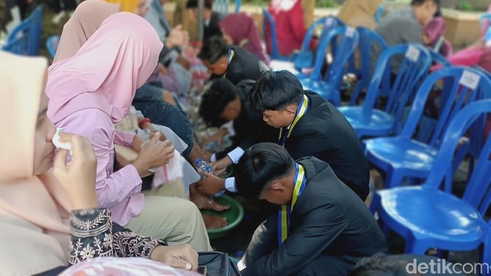 Basuh kaki orang tua saat perpisahan SMP di Probolinggo