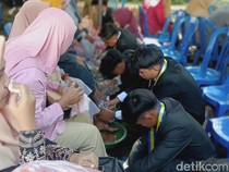 Tangis Haru Warnai Tradisi Basuh Kaki Ibu di Perpisahan SMP Probolinggo
