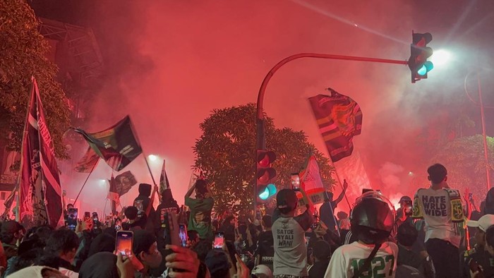 Bonek merayakan hari ulang tahun Persebaya ke-98 di Stadion Gelora 10 Nopember Surabaya
