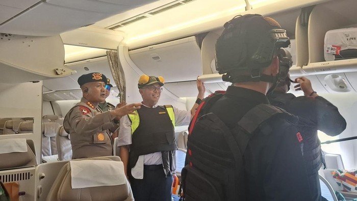 Brimob Polda Sumut Dansat Brimob Polda Sumut Kombes Rantau Isnur Eka pimpin langsung pelibatan pasukan elite dari Detasemen Gegana. Tiga tim utama dikerahkan, terdiri dari dua unit sterilisasi gabungan Jibom dan KBR, serta satu tim Wanteror (Anti-Teror). (Dok. Brimob Polda Sumut)