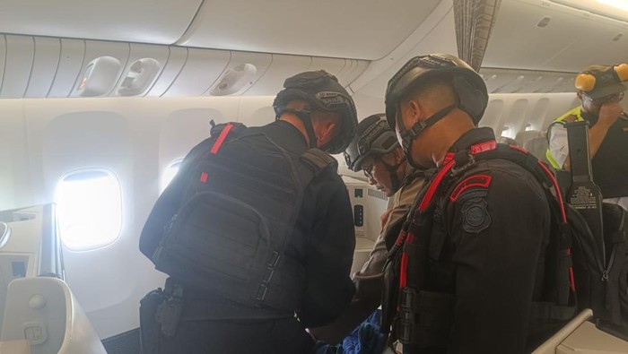 Operasi dimulai dengan prosedur sterilisasi menyeluruh terhadap seluruh barang bawaan dan penumpang pesawat Saudi Arabia SV 5276. (Dok. Brimob Polda Sumut)