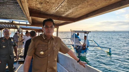Bupati Iron ketika meninjau lokasi Surfing di Teluk Ekas, Lombok Timur, Selasa (17/6/2025).