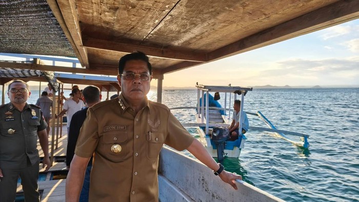 Bupati Iron ketika meninjau lokasi Surfing di Teluk Ekas, Lombok Timur, Selasa (17/6/2025).