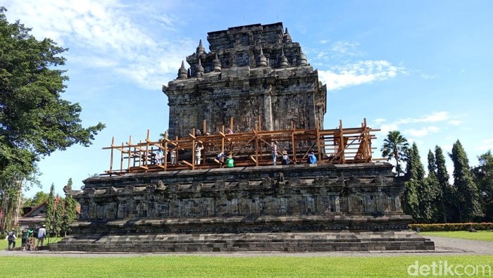 Sejumlah pekerja memasang perancah untuk pemugaran Candi Mendut, Kecamatan Mungkid, Kabupaten Magelang, Rabu (18/6/2025).