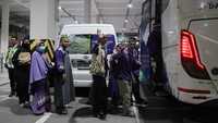 Direktorat Jenderal Perhubungan Udara Kementerian Perhubungan menyebut, mendarat daruratnya pesawat itu dipicu oleh ancaman bom yang diterima PT Angkasa Pura melalui email sekitar pukul 07.30 WIB. Dalam surat elektronik itu, pengirim yang tak dikenal mengaku akan meledakkan pesawat. (ANTARA FOTO/Yudi Manar)