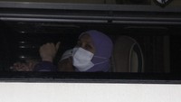 Penerbangan yang semula dijadwalkan menuju Jakarta itu pun terpaksa dihentikan sementara demi keselamatan. Rencananya, seluruh jamaah akan diberangkatkan kembali ke tujuan asal mereka setelah situasi dinyatakan aman. (ANTARA FOTO/Yudi Manar)