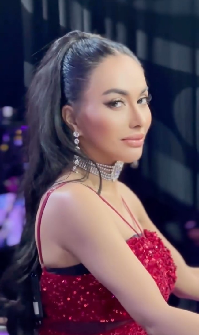 Penampilan baru Denada juga terlihat saat dirinya tampil sebagai salah satu juri di acara TV. Ditambah dengan riasan soft glam, pesona kecantikannya makin terpancar. Foto: Instagram/@denadaindonesia