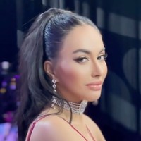 Penampilan baru Denada juga terlihat saat dirinya tampil sebagai salah satu juri di acara TV. Ditambah dengan riasan soft glam, pesona kecantikannya makin terpancar. Foto: Instagram/@denadaindonesia