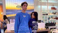 Baila Fauri merupakan personel girl group No Na, yang labelnya ada di Amerika Serikat. Devano Danendra beberapa waktu lalu hadir memberikan dukungan ke kekasihnya yang manggung di Head In The Clouds Festival 2025. (Foto: dok Instagram moodbyguciano)