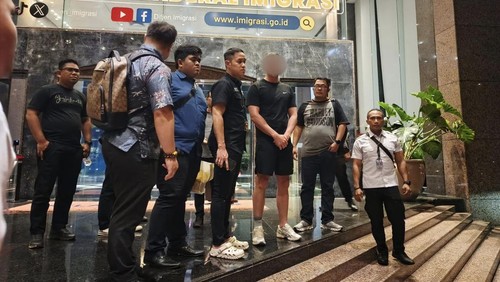 DFJ ditangkap petugas Imigrasi di Bandara Internasional Soekarno-Hatta, Senin (16/6/2025). (Dok Imigrasi Bandara Soekarno-Hatta).