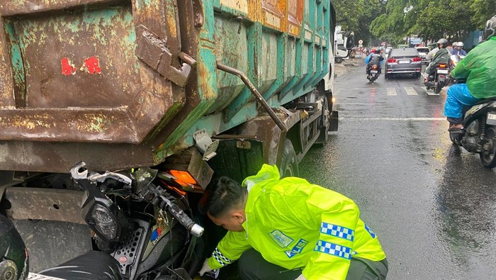 Dua pemotor menabrak truk berhenti di Jl Raya Pahlawan Bogor Selatan, Kota Bogor. (dok. ist)