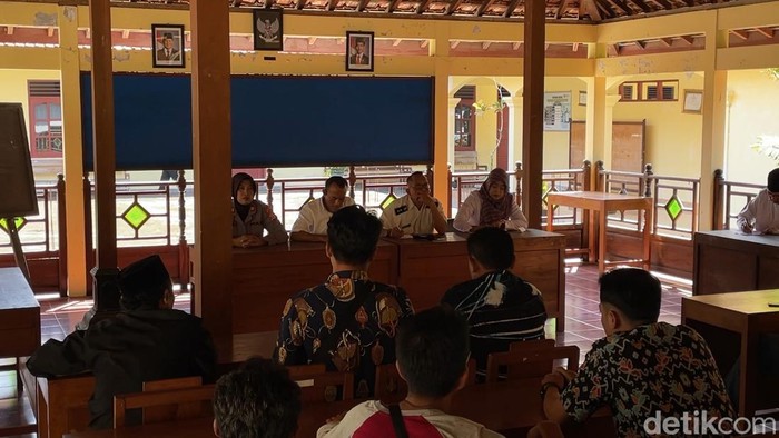 Proses audiensi kasus dukuh diduga selingkuh di Balai Kalurahan Jatirejo, Lendah, Kulon Progo, Rabu (18/6/2025).