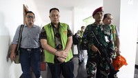 Petugas mengawal terdakwa Dwi Singgih Hartono menuju mobil tahanan seusai sidang vonis. Total hukuman yang dijatuhkan mencapai 15 tahun penjara.  