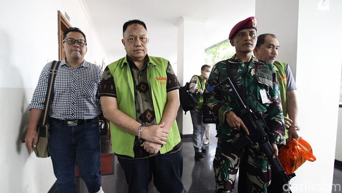 Terdakwa kasus dugaan korupsi kredit BRIguna Bekang Kostrad Cibinong pada tahun 2019-2023 Pelda (Purn) Dwi Singgih Hartono (kiri) berjalan keluar usai mengikuti sidang vonis di Pengadilan Tipikor, Jakarta, Rabu (18/6/2025).