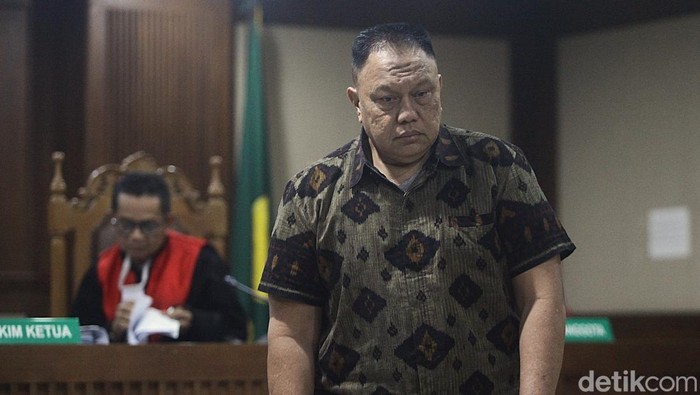 Eks Prajurit TNI Divonis 15 Tahun Penjara dalam Kasus Korupsi Kredit Fiktif Terdakwa kasus dugaan korupsi kredit BRIguna Bekang Kostrad Cibinong pada tahun 2019-2023 Pelda (Purn) Dwi Singgih Hartono (kiri) berjalan keluar usai mengikuti sidang vonis di Pengadilan Tipikor, Jakarta, Rabu (18/6/2025).