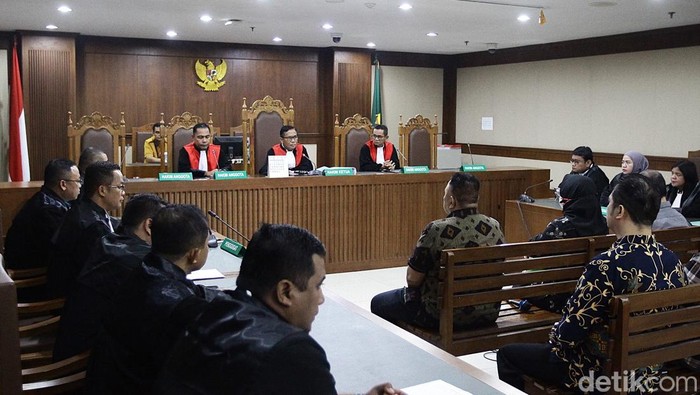 Terdakwa kasus dugaan korupsi kredit BRIguna Bekang Kostrad Cibinong pada tahun 2019-2023 Pelda (Purn) Dwi Singgih Hartono (kiri) berjalan keluar usai mengikuti sidang vonis di Pengadilan Tipikor, Jakarta, Rabu (18/6/2025).