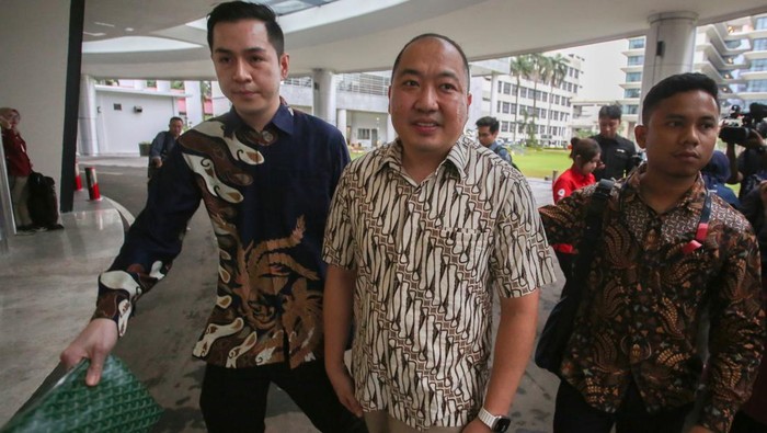 Ekspresi Dirut Sritex Usai Diperiksa Kejagung soal Kredit Bermasalah Direktur Utama PT Sri Rejeki Isman (Sritex) Iwan Kurniawan Lukminto menyapa dari dalam mobil usai menjalani pemeriksaan oleh penyidik Jampidsus Kejaksaan Agung (Kejagung) di Jakarta, Rabu (18/6/2025). Iwan Kurniawan Lukminto diperiksa untuk ketiga kalinya oleh penyidik sebagai saksi kasus dugaan korupsi dalam pemberian kredit kepada PT Sritex dan entitas anak usaha. ANTARA FOTO/Muhammad Iqbal/rwa.