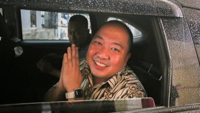 Ekspresi Dirut Sritex Usai Diperiksa Kejagung soal Kredit Bermasalah Direktur Utama PT Sri Rejeki Isman (Sritex) Iwan Kurniawan Lukminto menyapa dari dalam mobil usai menjalani pemeriksaan oleh penyidik Jampidsus Kejaksaan Agung (Kejagung) di Jakarta, Rabu (18/6/2025). Iwan Kurniawan Lukminto diperiksa untuk ketiga kalinya oleh penyidik sebagai saksi kasus dugaan korupsi dalam pemberian kredit kepada PT Sritex dan entitas anak usaha. ANTARA FOTO/Muhammad Iqbal/rwa.