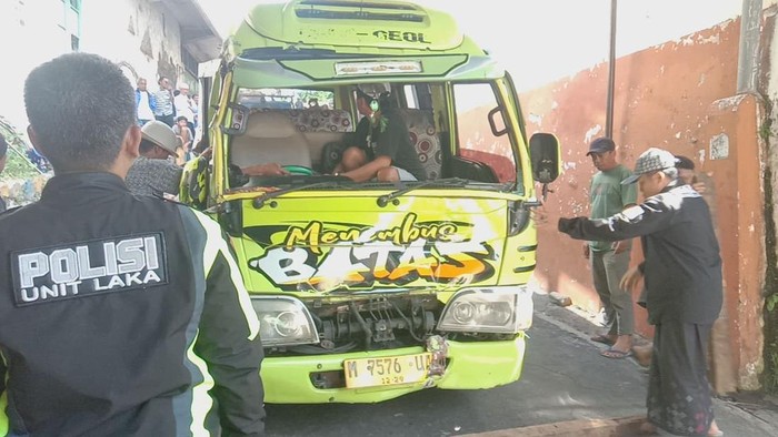Elf muat cabaik yang meluncur di pemukiman warga hingga menewaskan 1 orang korban.