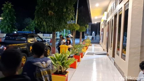 Emi bersama anaknya IKK saat dibawa polisi ke RSB Titus Uly Kupang untuk divisum, Selasa (17/6/2025) malam. (Yufengki Bria/detikBali).