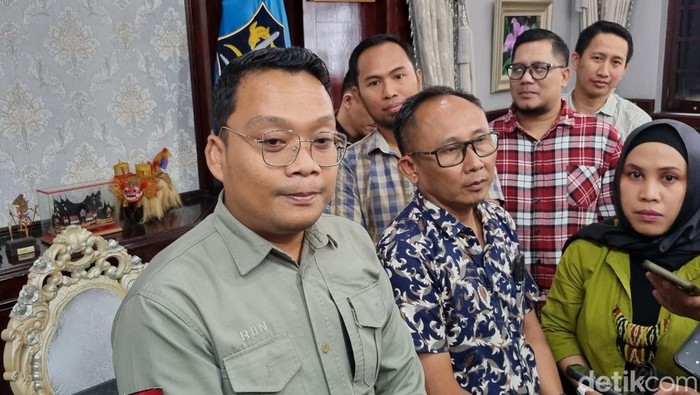 Eri Cahyadi usai pertemuan dengan perwaklan minimarket anggota Aprindo Jatim.