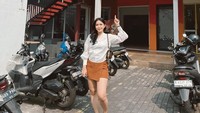 Eriska Nakesya mengatakan lauk andalan di warung makannya ada kulit melinjo, jengkol, dan pepes. Ribetnya ngajarin orang kitchen, karena baru ya. Jadi tiap hari harus ke sini sih, karena harus sesuai sama lidah aku, katanya. (Foto: dok Instagram)