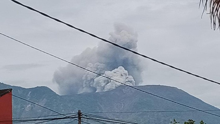 Erupsi Gunung Marapi di Sumatera Barat. (Foto: Istimewa).