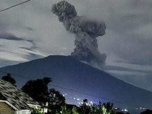 Gunung Marapi Erupsi Lagi Malam ini, Disertai Dentuman Keras-Pijar Api