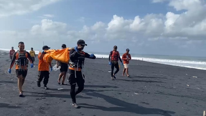 Evakuasi nelayan yang hilang di  Muara Cikaso, Kecamatan Tegalbuleud, Kabupaten Sukabumi