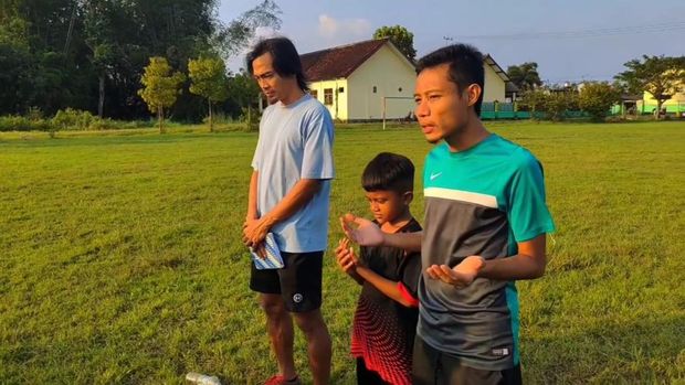 Evan Dimas mengawali latihan di SSB Saraswati dengan doa.