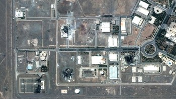 Detail fasilitas pengayaan uranium Natanz, situs utama program nuklir Iran, memperlihatkan beberapa bangunan hancur. Foto: Satellite image ©2025 Maxar Technologies