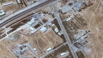 Gambar menunjukkan bangunan yang hancur di pintu masuk Fasilitas Rudal Kermanshah | Lihat gambar resolusi tinggi di sini Foto: Satellite image ©2025 Maxar Technologies