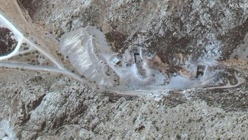 Gambar menunjukkan tampilan dekat pintu masuk terowongan yang rusak di Fasilitas Militer Kermanshah | Lihat gambar resolusi tinggi di sini Foto: Satellite image ©2025 Maxar Technologies