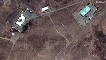 Gambar menunjukkan bangunan yang rusak dan kendaraan yang berserakan di Fasilitas Militer Bid Kaneh | Lihat gambar resolusi tinggi di sini Foto: Satellite image ©2025 Maxar Technologies