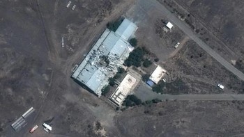 Gambar menunjukkan pandangan lebih dekat bangunan yang rusak di Fasilitas Militer Bid Kaneh | Lihat gambar resolusi tinggi di sini Foto: Satellite image ©2025 Maxar Technologies