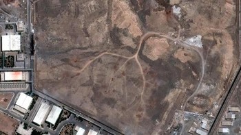 Gambar menunjukkan pandangan lebih dekat dari jejak kendaraan baru dan tumpukan tanah di atas fasilitas sentrifus bawah tanah di Fasilitas Pengayaan Natanz | Lihat gambar resolusi tinggi di sini Foto: Satellite image ©2025 Maxar Technologies