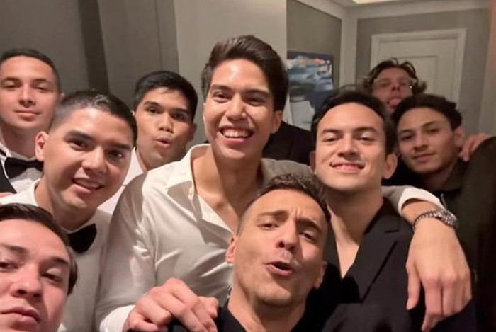 Gaya Keren Rizky Nazar Ngopi dan Makan Nasi Padang