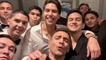 Gaya Keren Rizky Nazar Saat Ngopi dan Makan Nasi Padang