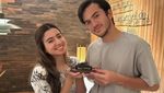 Gaya Keren Rizky Nazar Saat Ngopi dan Makan Nasi Padang