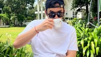 Bersantai sambil ngopi di kafe outdoor, jadi cara Rizky untuk menghabiskan waktu luang di sela-sela kesibukannya. Foto: Instagram