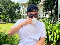 Gaya Keren Rizky Nazar Saat Ngopi dan Makan Nasi Padang