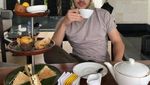 Gaya Keren Rizky Nazar Saat Ngopi dan Makan Nasi Padang