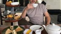 Saat sarapan, menu roti, aneka buah hingga secangkir teh hangat jadi menu pilihan Rizky. Foto: Instagram
