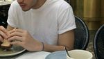 Gaya Keren Rizky Nazar Saat Ngopi dan Makan Nasi Padang