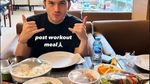 Gaya Keren Rizky Nazar Saat Ngopi dan Makan Nasi Padang