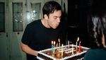 Gaya Keren Rizky Nazar Saat Ngopi dan Makan Nasi Padang