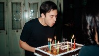 Sebelum hubungan mereka berakhir, Syifa berikan kejutan manis berupa kue cokelat pada hari ulang tahun Rizky. Foto: Instagram